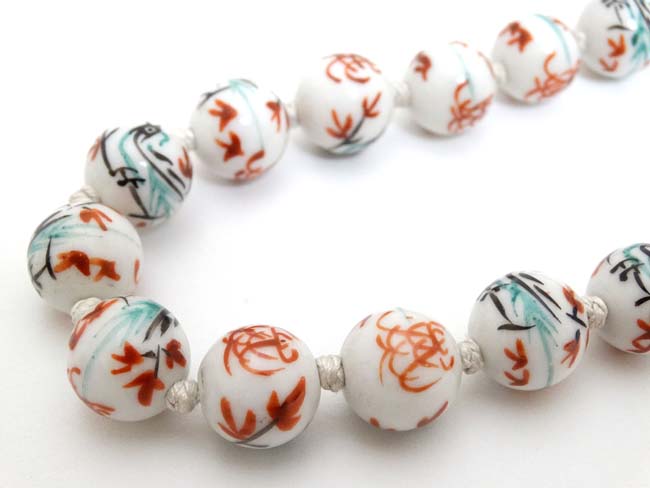 A string of Oriental beads with hand painted decoration and silver clasp. - Image 3 of 4