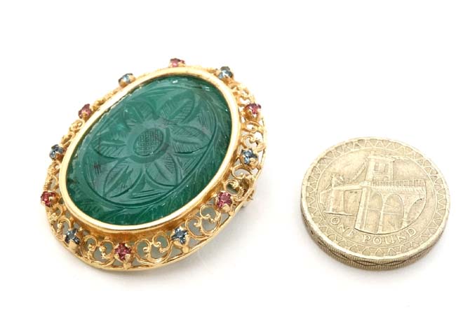 An unusual 18ct gold and gilt metal brooch / pendant having central carved green stone to centre - Image 3 of 5