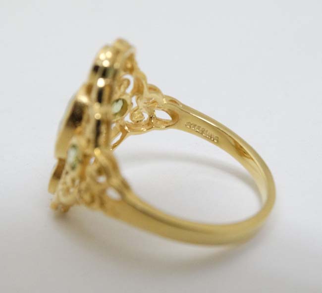 A silver gilt ring set with 5 peridot. - Image 4 of 4