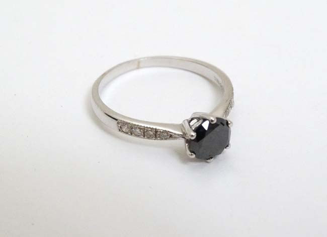 An 18ct white gold ring set with central black coloured diamond flanked by 4 diamonds to each - Image 3 of 5