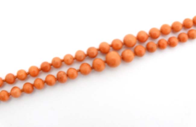 A vintage 2-strand coral graduated bead necklace with gilt metal clasp approx. - Image 2 of 3