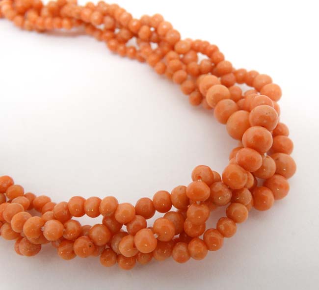 A vintage necklace of graduated coral beads. - Image 4 of 4