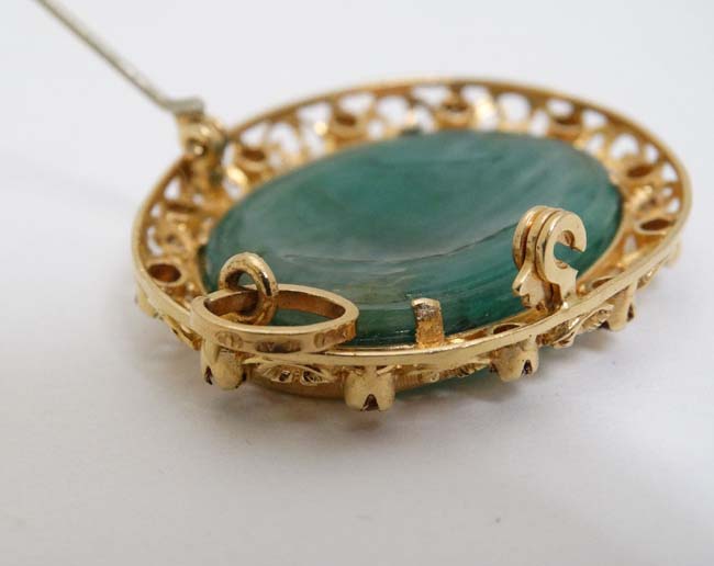 An unusual 18ct gold and gilt metal brooch / pendant having central carved green stone to centre - Image 2 of 5