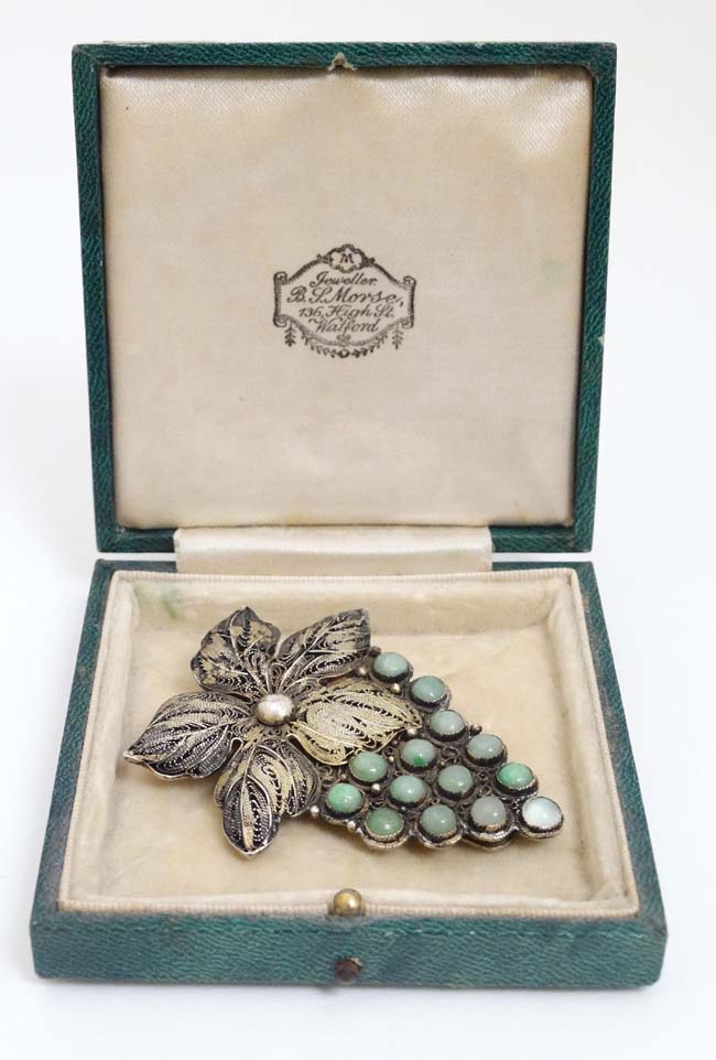 A Chinese silver lapel clip / brooch with gilt filigree decoration and set with green stone - Image 3 of 5