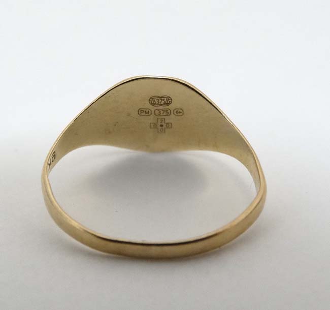 A 9ct gold small signet ring / child's ring engraved Greenwich Meridian 2000 CONDITION: - Image 2 of 3