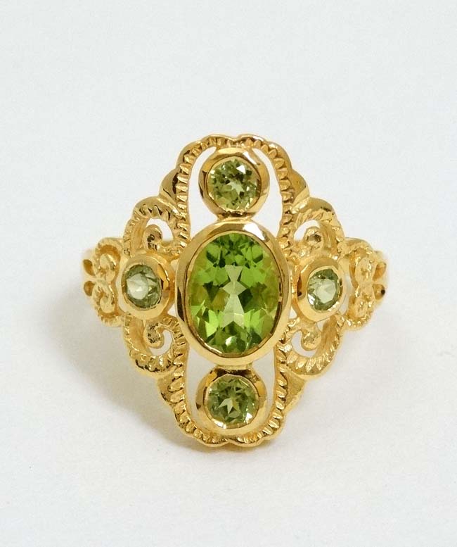 A silver gilt ring set with 5 peridot.