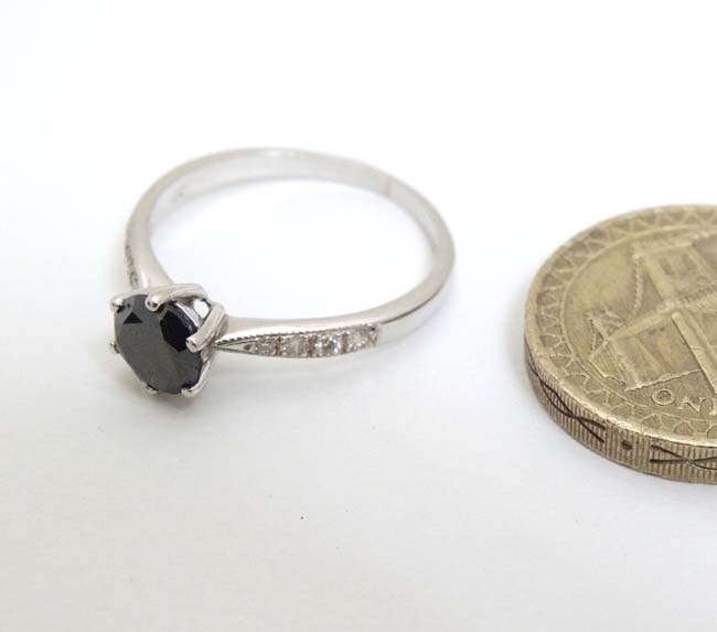 An 18ct white gold ring set with central black coloured diamond flanked by 4 diamonds to each - Image 4 of 5