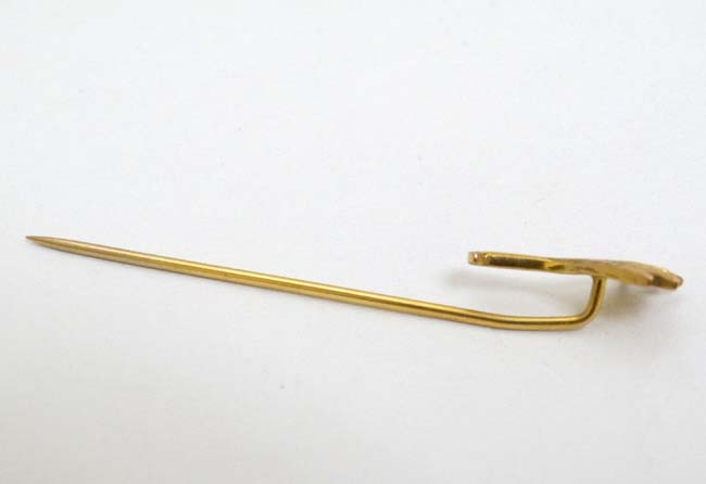 A 9ct gold stick pin surmounted by a leek. Maker J.W. - Image 4 of 4