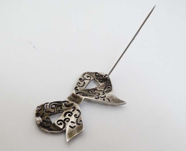 A white metal bow formed brooch set with marcasite 2" wide CONDITION: Please Note - - Image 3 of 3