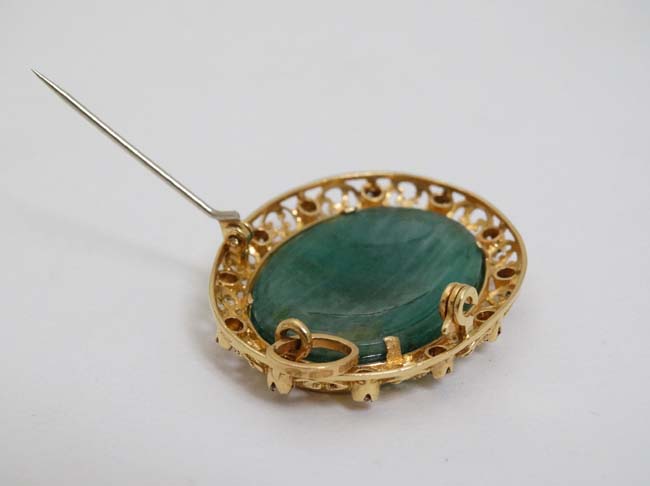 An unusual 18ct gold and gilt metal brooch / pendant having central carved green stone to centre - Image 5 of 5