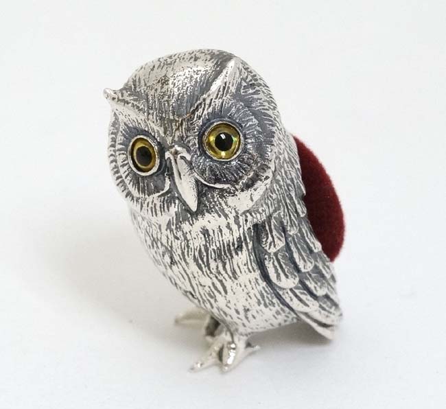 A novelty silver pin cushion formed as an owl. - Image 4 of 5