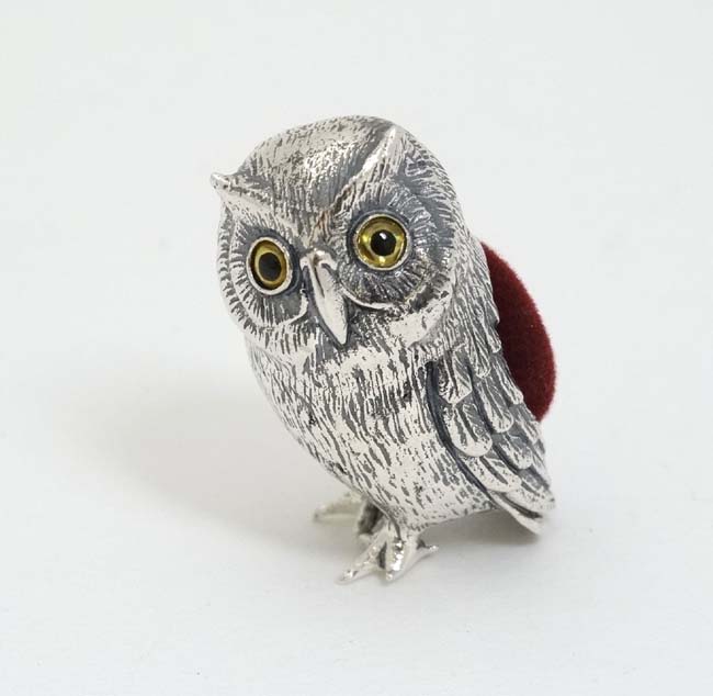 A novelty silver pin cushion formed as an owl. - Image 3 of 5