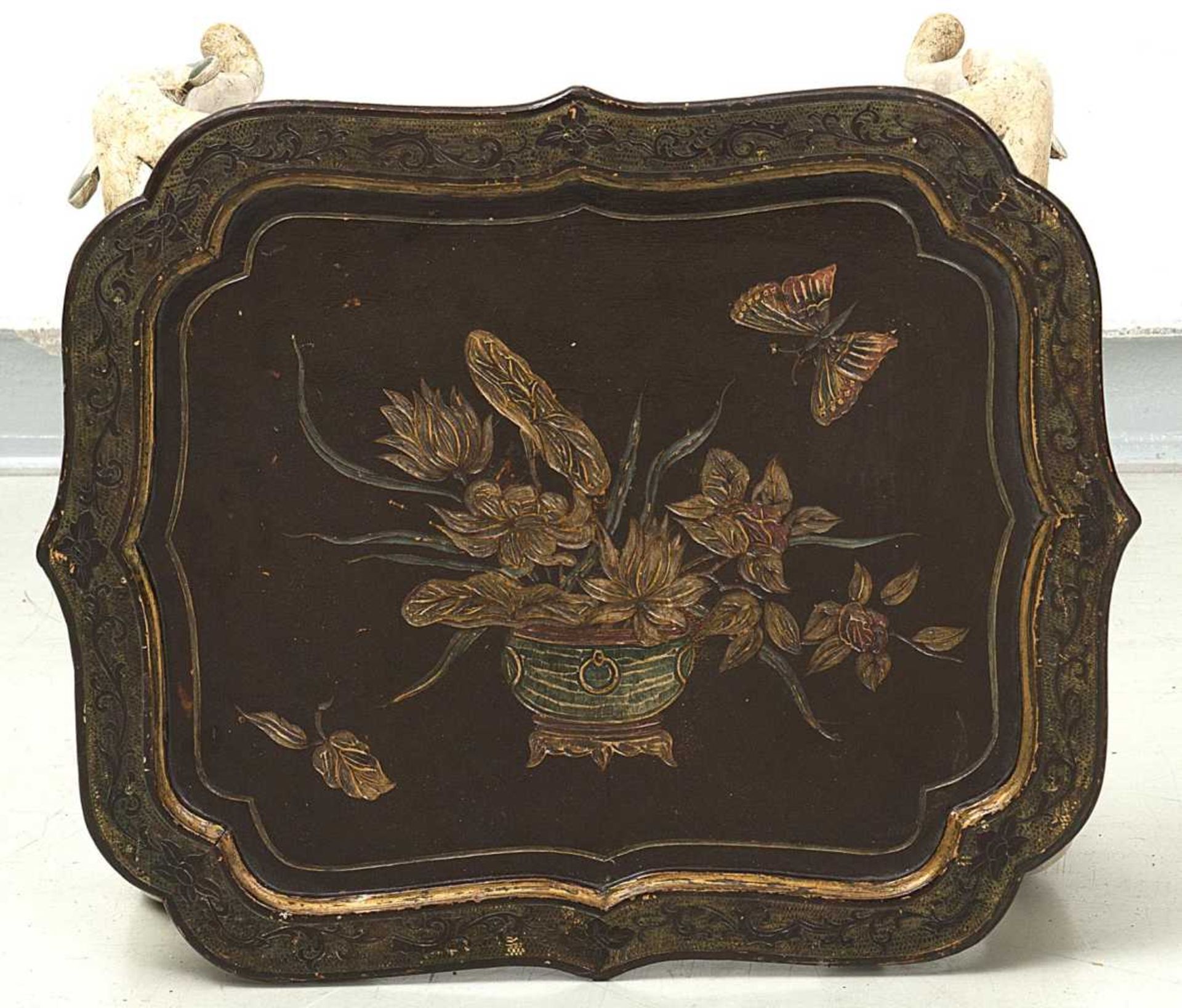 petite table de style baroque vénitienne à 4 pieds mouvementés , plateau laqué brun à décor gravé de - Image 2 of 2