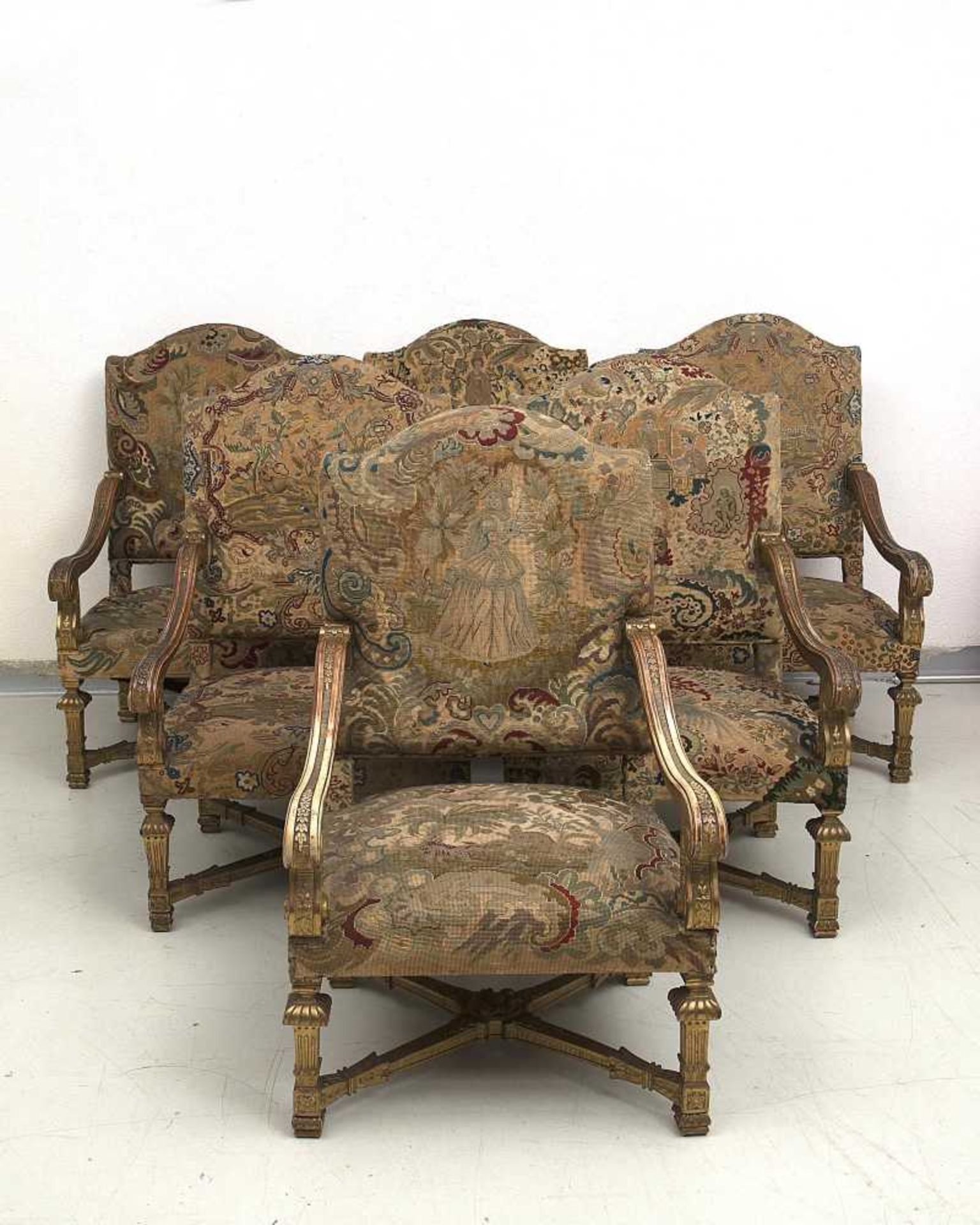 suite de 6 fauteuils d'apparat à haut dossier en bois sculpté et doré, style Louis XIV, garni d'