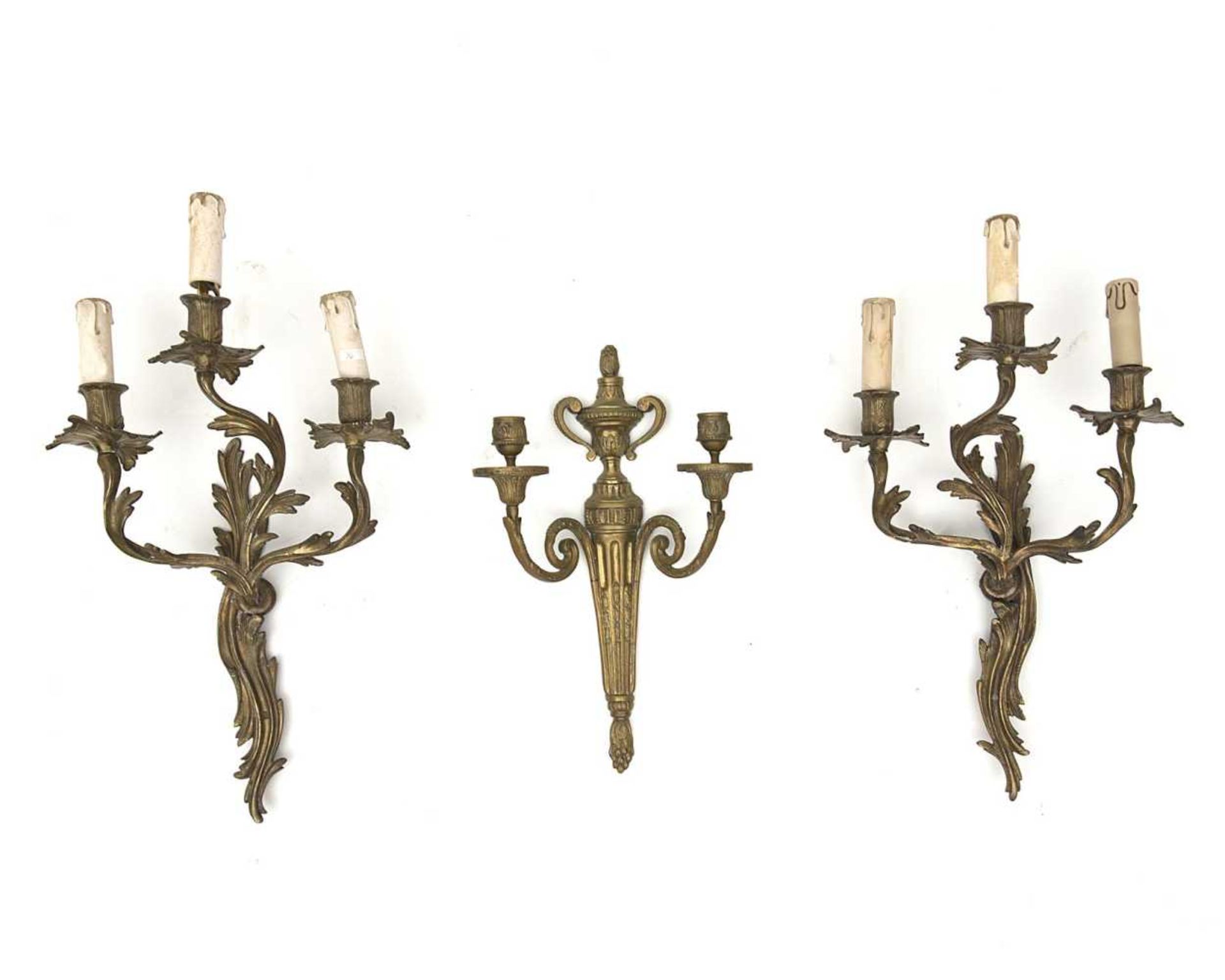 paire d'appliques en bronze de style Louis XV à 3 feux électrifiées paire d'appliques en bronze de