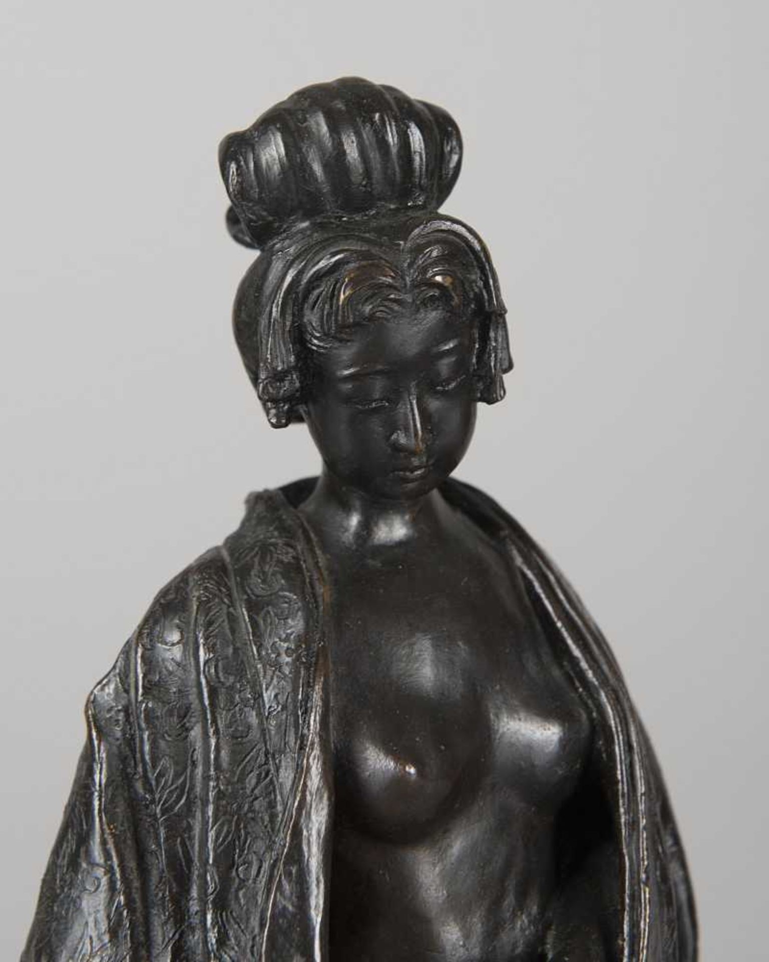 sculpture en bronze à patine noire d'une geisha. Japon Meiji H. 29 cm Provenance : Collection privée - Image 3 of 3