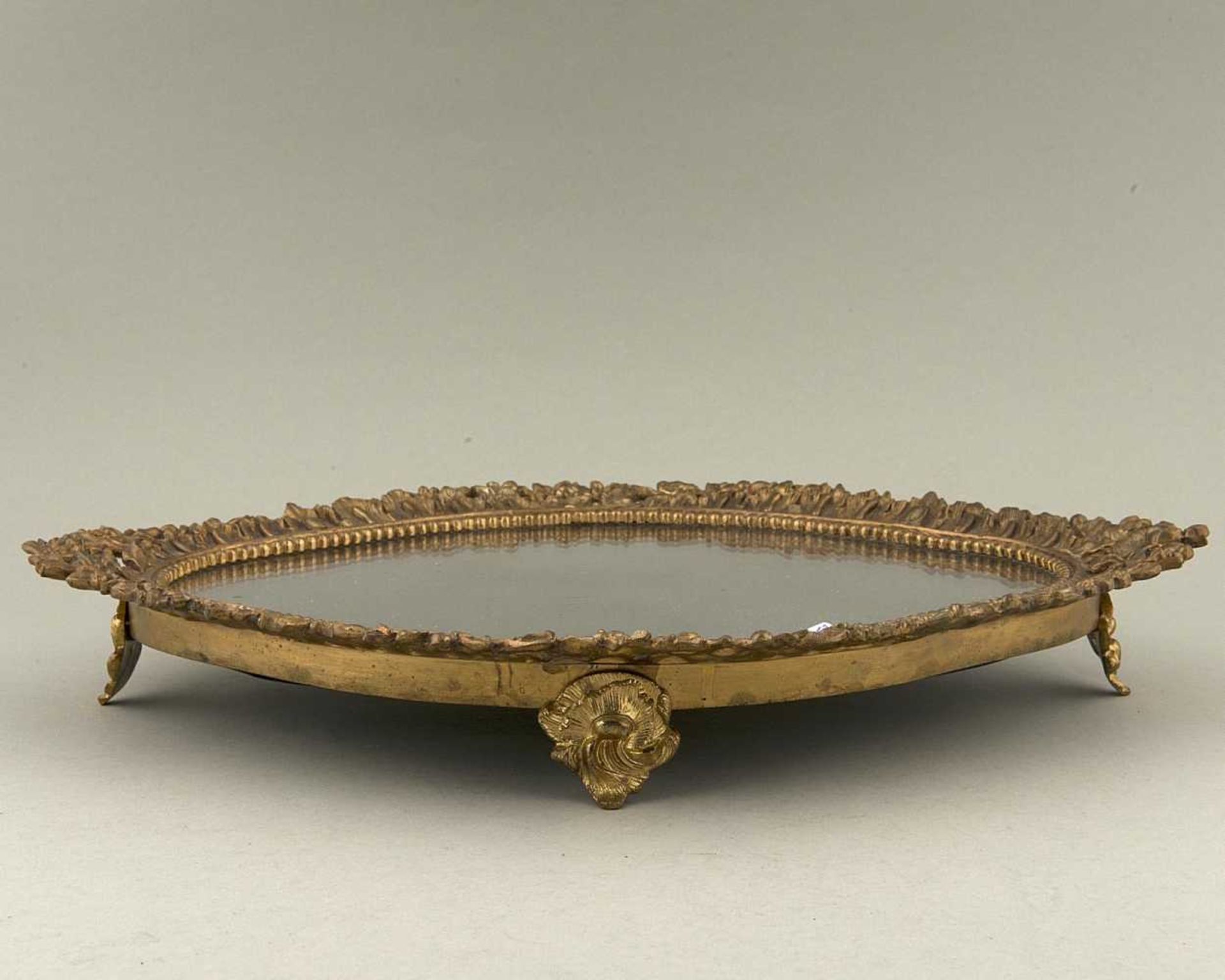 présentoir sur pied mouvementé à bordure en bronze doré à décor de fleurs et plateau en miroir. H. - Image 2 of 2