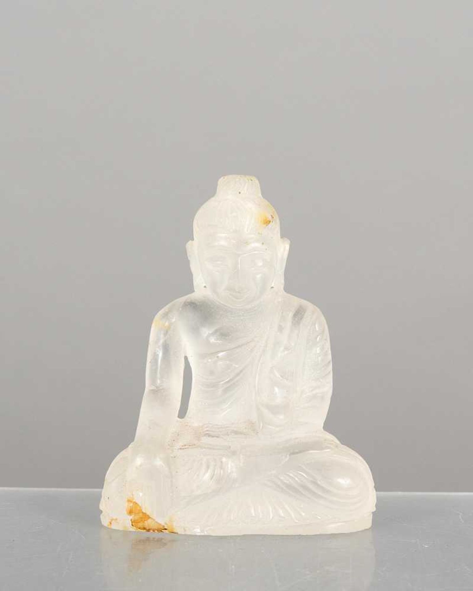 petit boudha birman sculpté dans du cristal de roche du XVIII-XIXe , les mains en position de