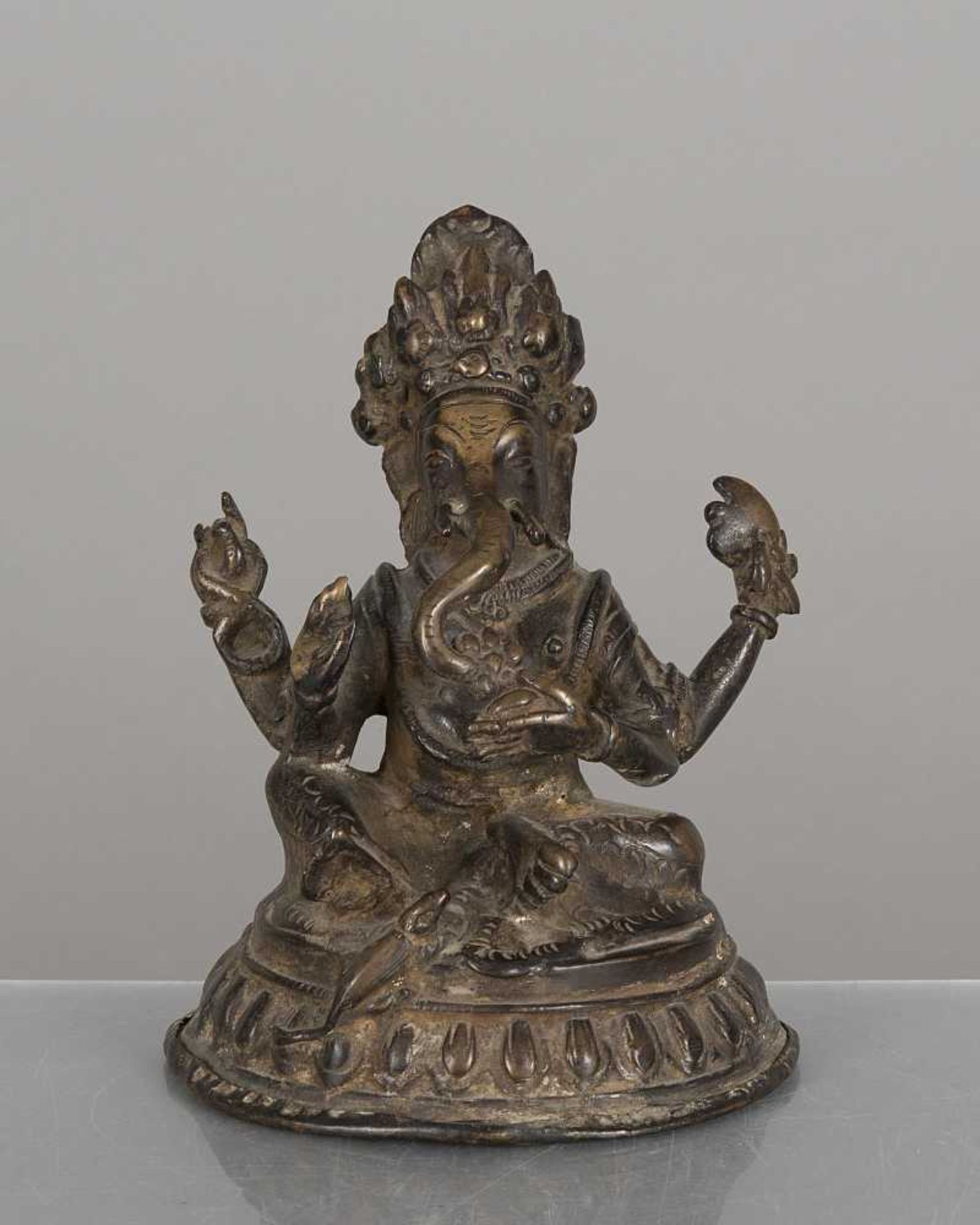 statue en bronze à patine noire de Ganesh à 4 bras tenant 4 attributs et accompagné de son
