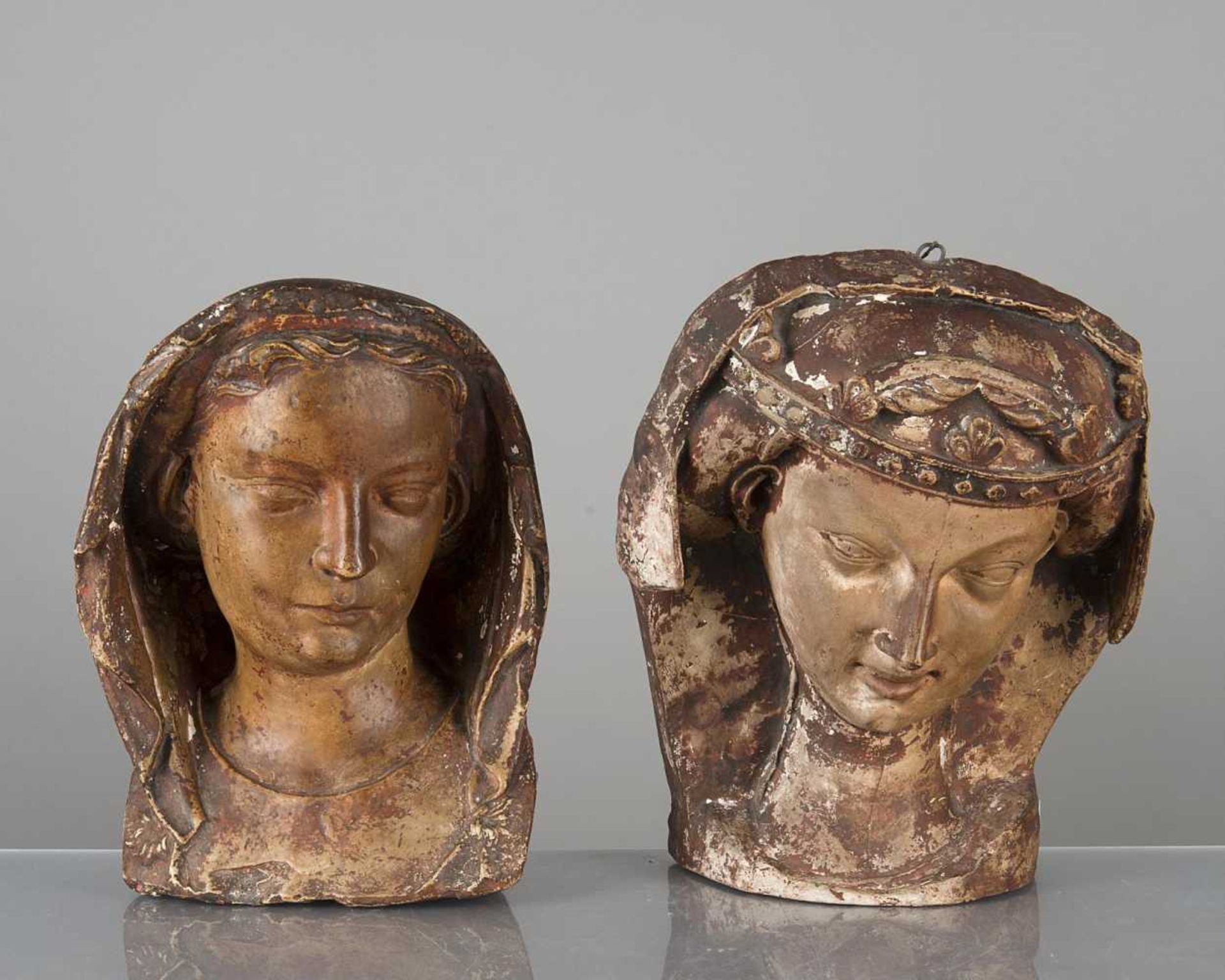 moulages de têtes de saintes du Musée de sculptures comparées de 1914 . H. 36.8 & 32 cm