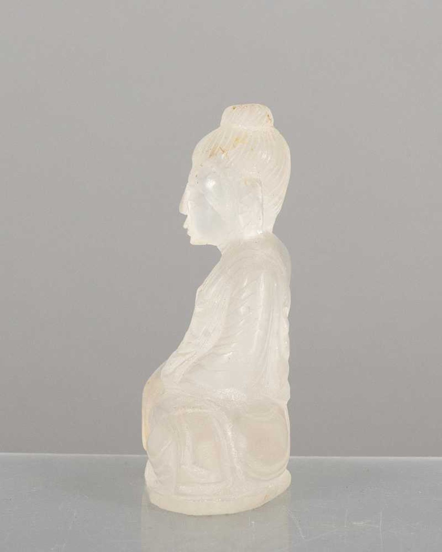 petit boudha birman sculpté dans du cristal de roche du XVIII-XIXe , les mains en position de - Image 4 of 4