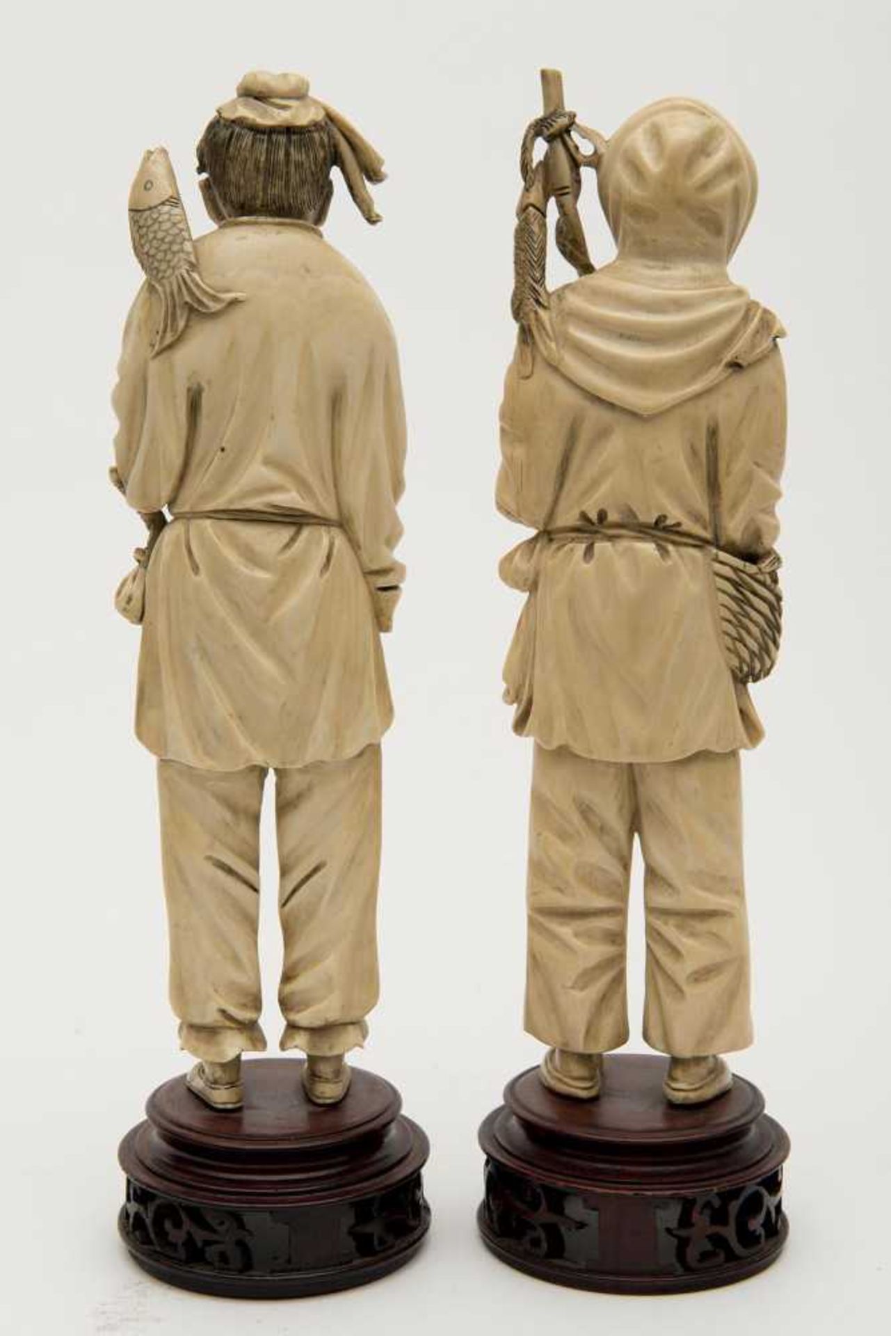 lot de 2 okimonos en ivoire sculpté représentant un couple de vieux pêcheurs. Sur leur socle en - Image 2 of 2