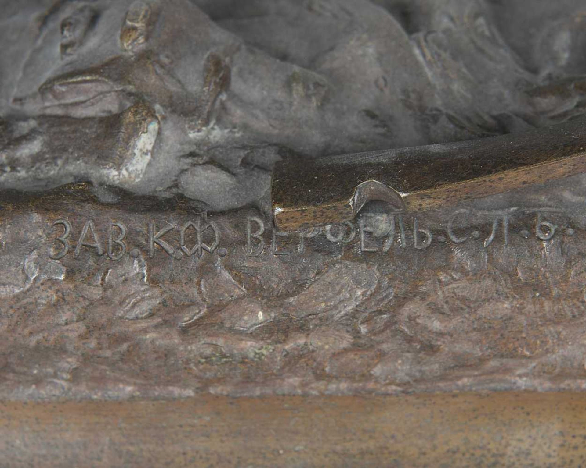 bronze à patine brune signé en cyrillique sur la base à droite, représentant un paysan donnant de - Image 3 of 3