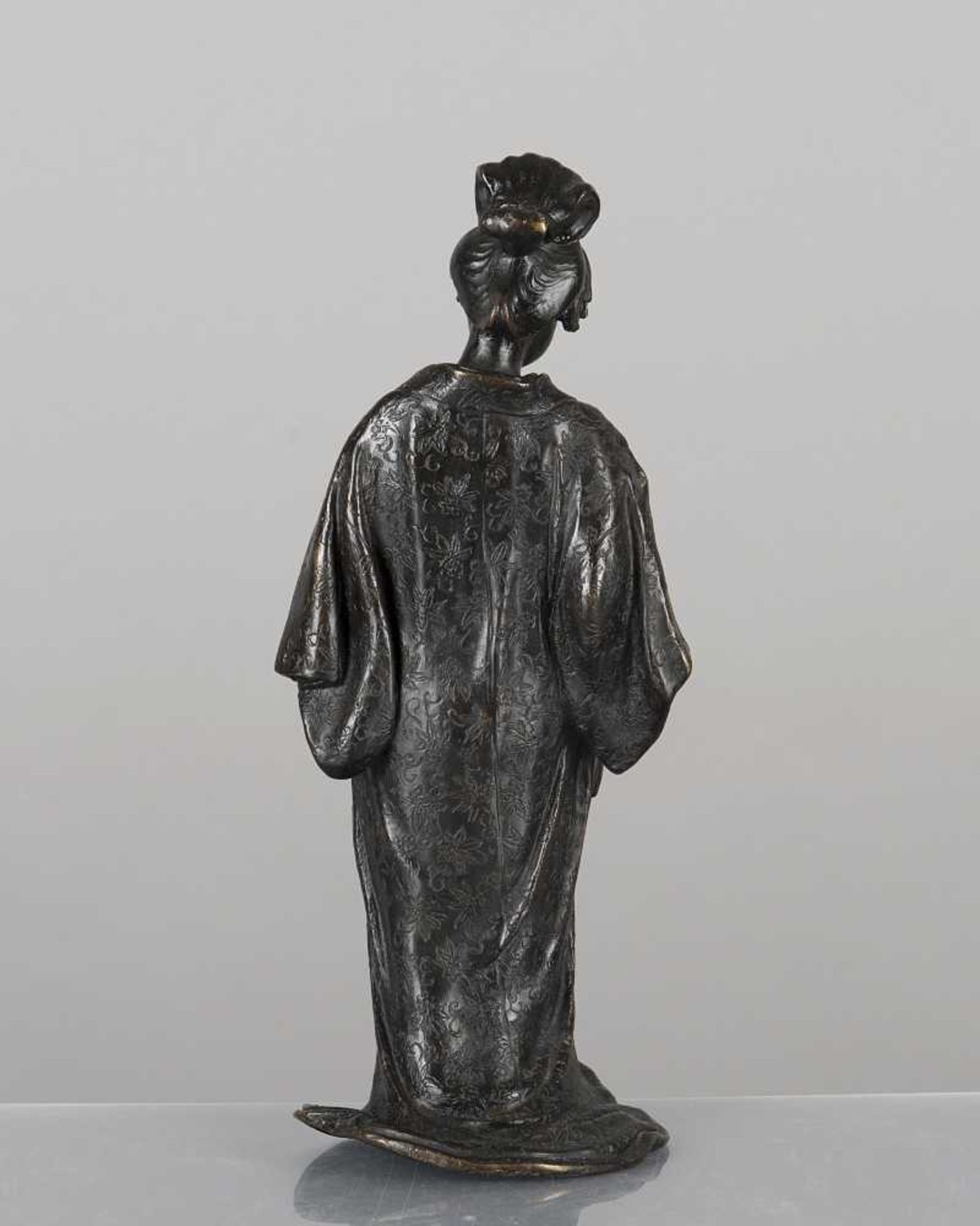 sculpture en bronze à patine noire d'une geisha. Japon Meiji H. 29 cm Provenance : Collection privée - Image 2 of 3