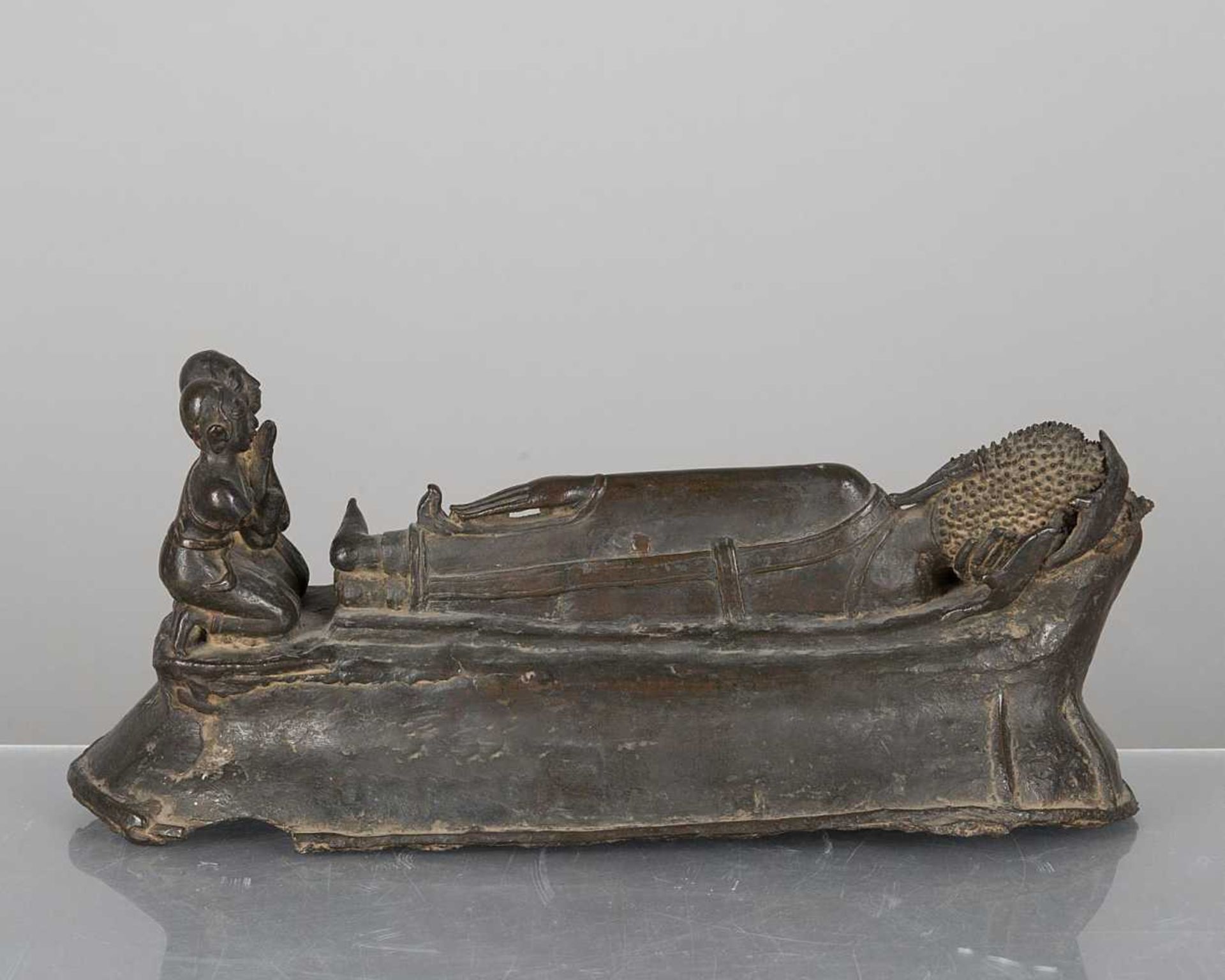 Bouddha couché Thaïlande H. 14.5 cm Bouddha couché en bronze à patine brune Ayutia Thaïlande, avec à - Image 2 of 3