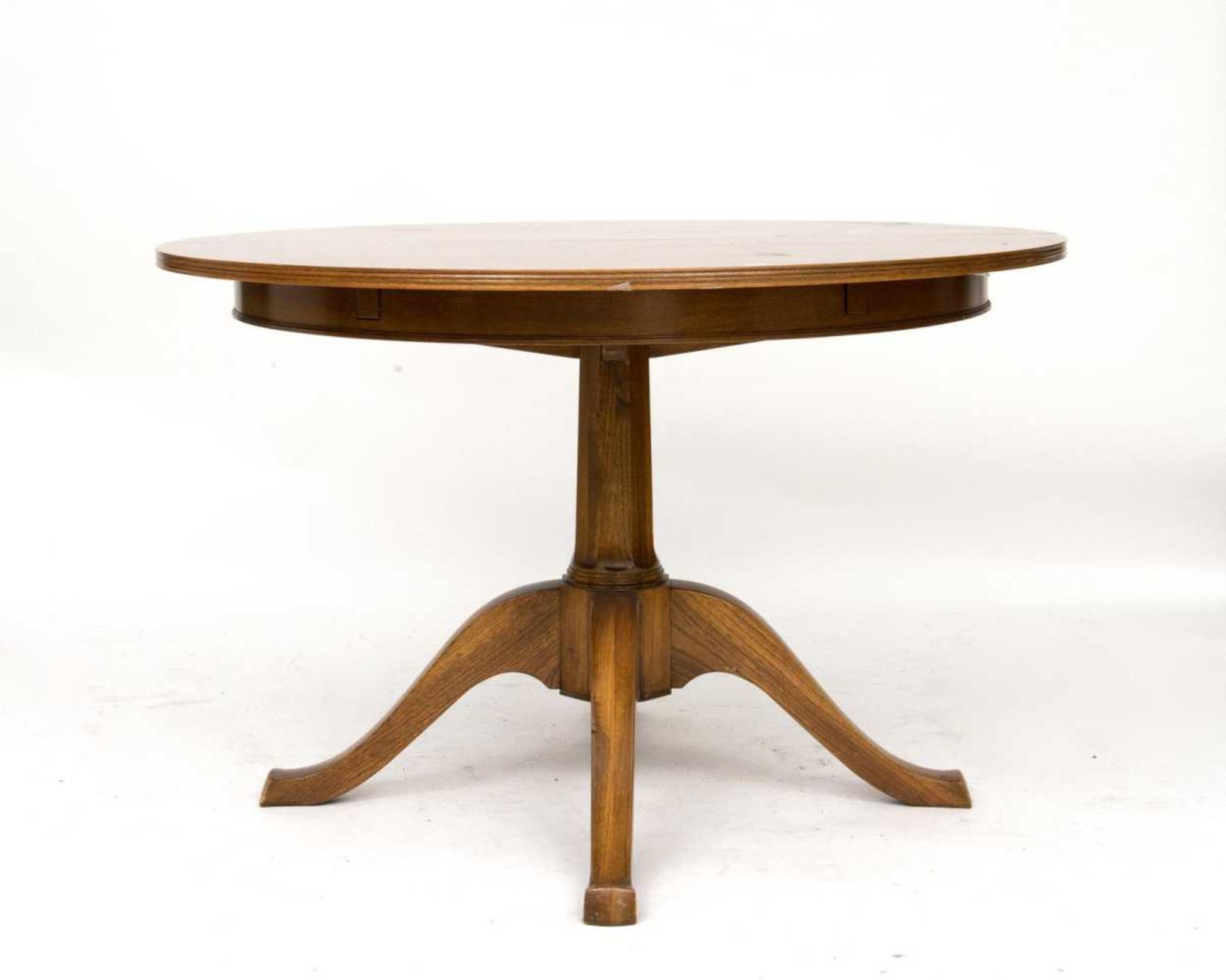 table ronde en chêne avec possibilité d'inclure une allonge centrale. table ronde en chêne à pied