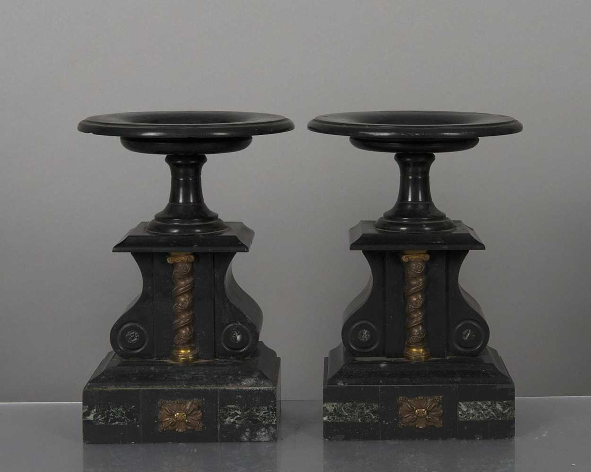 2 pièces de garniture de cheminée d'époque Nap. III en marbre noir faisant office de présentoir