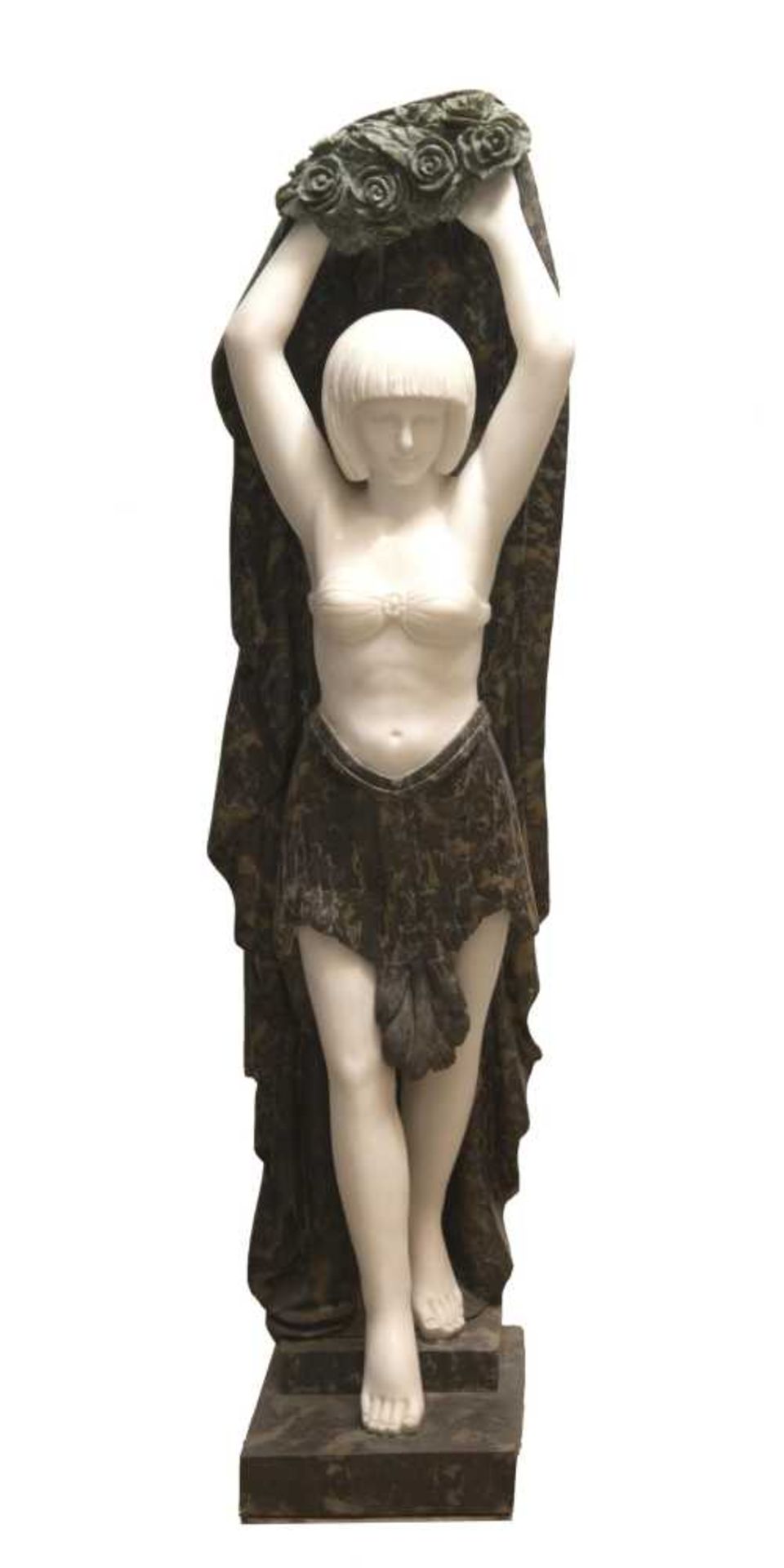statue de style Art déco en 3 marbres représentant une femme descendant des marches et se couvrant