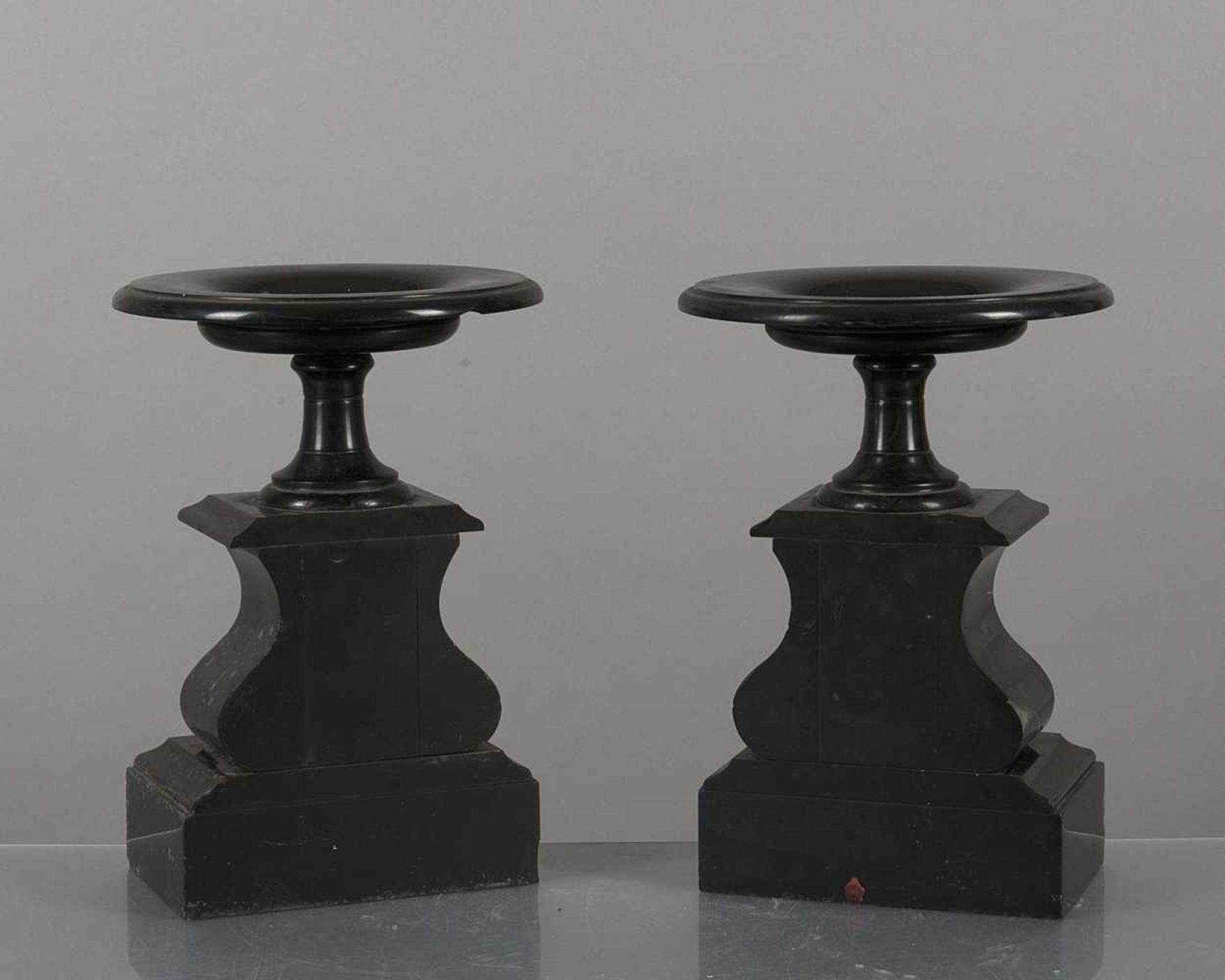 2 pièces de garniture de cheminée d'époque Nap. III en marbre noir faisant office de présentoir - Image 2 of 2