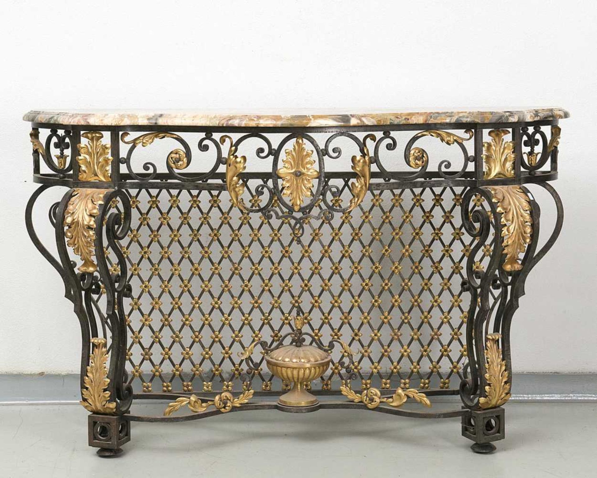 console en fer forgé noir et doré stylisé Louis XVI avec dessus de marbre mouvementé brèche
