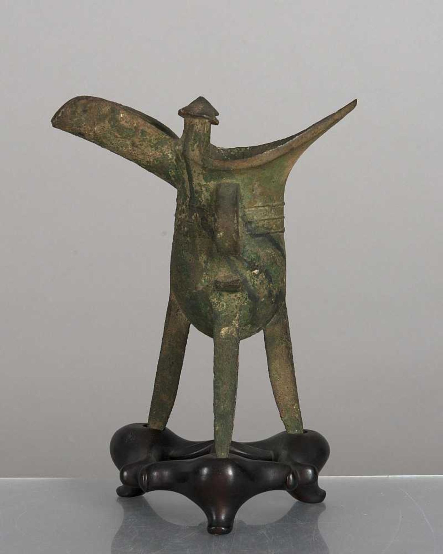 vase tripode Jue de style archaïque, en bronze de patine verte vase tripode Jue de style