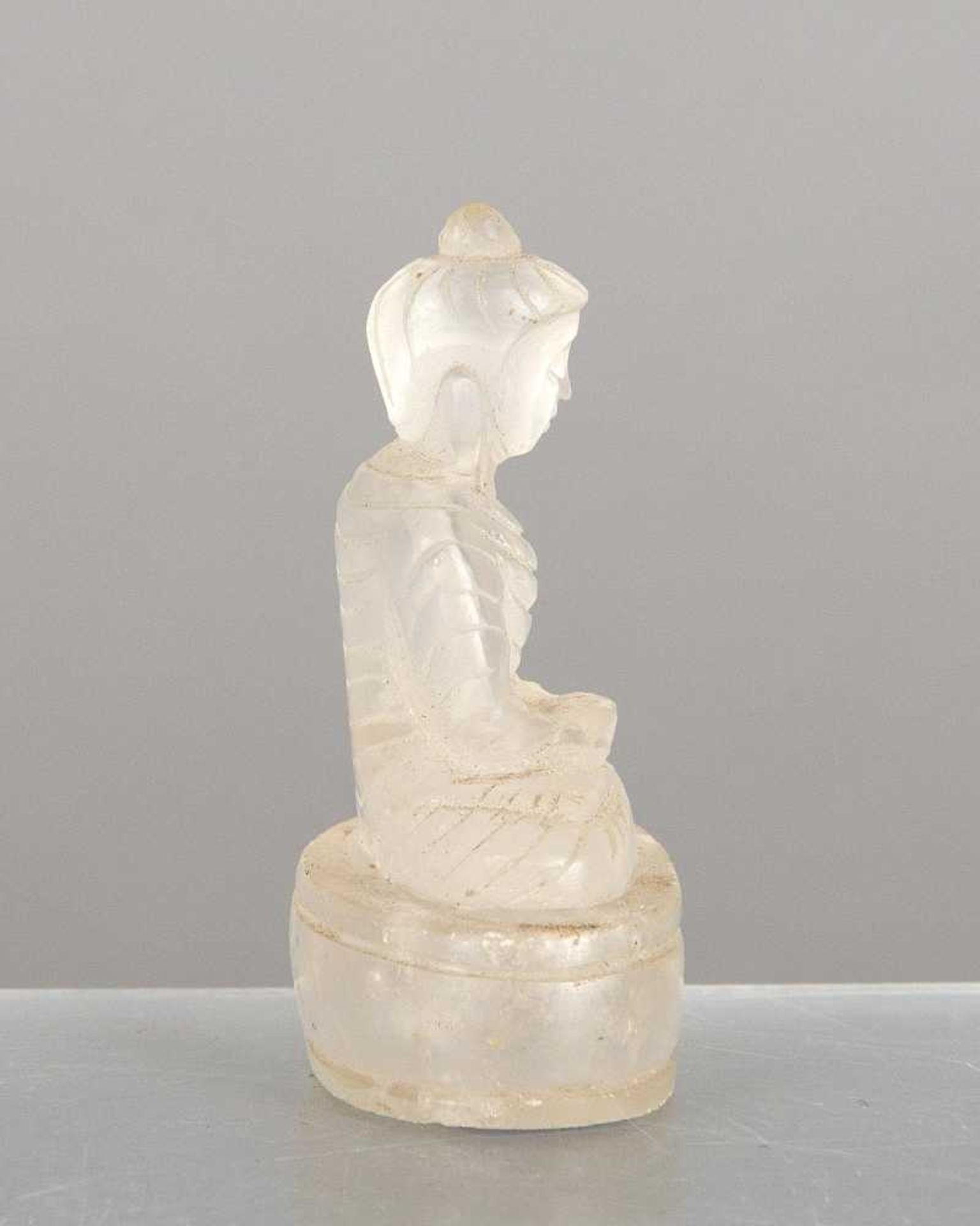 petit boudha birman sculpté dans du cristal de roche du XVIII-XIXe , les mains en position de - Image 2 of 4