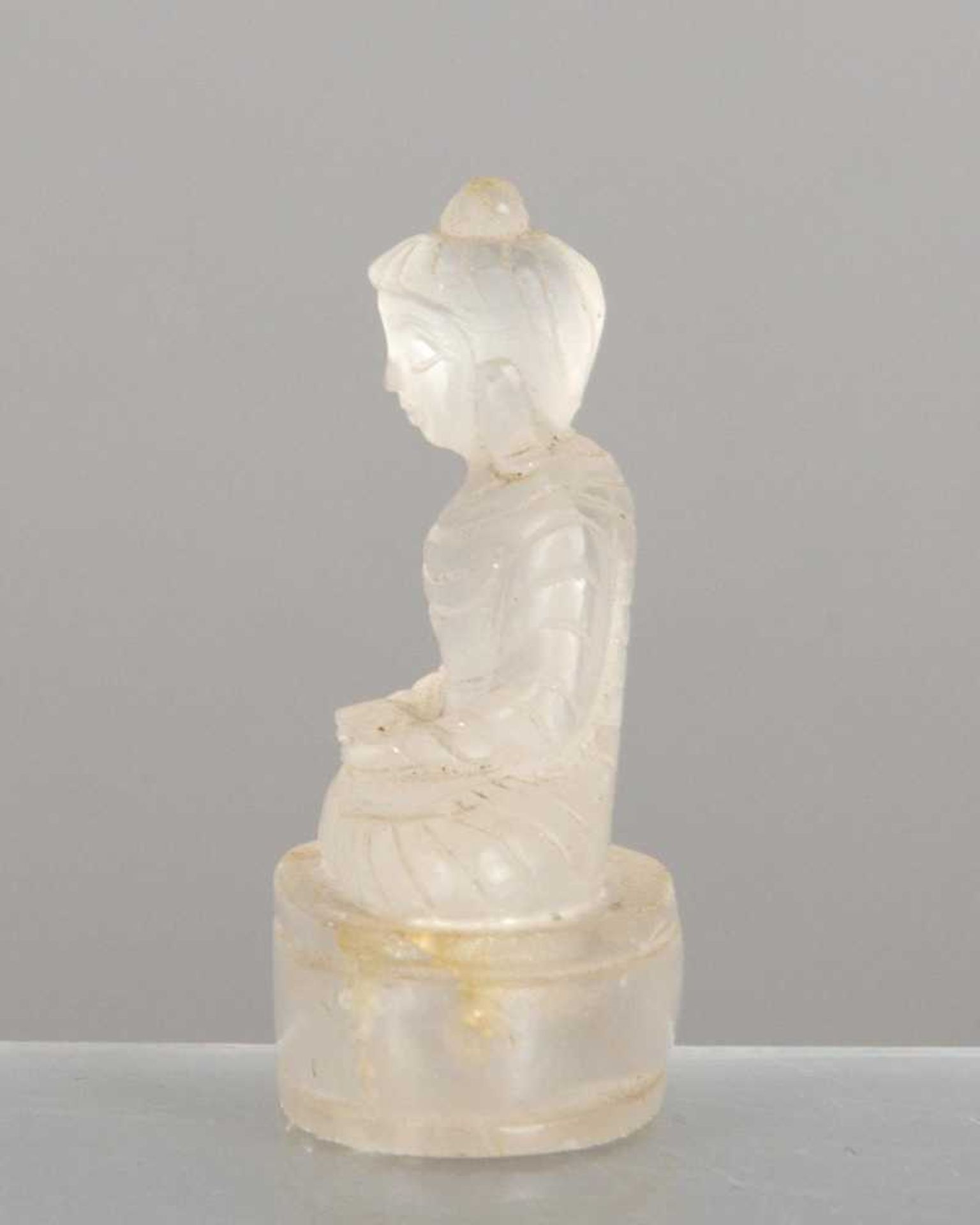 petit boudha birman sculpté dans du cristal de roche du XVIII-XIXe , les mains en position de - Image 4 of 4