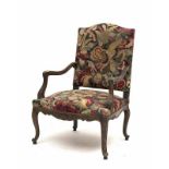 Fauteuil Louis XV en bois naturel. Fauteuil Louis XV en bois naturel, bandeau à la coquille et