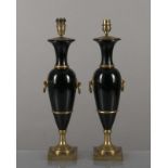 Paire de lampes de table en bois laqué, imitant la forme des vases de Sèvres. Paire de lampes de
