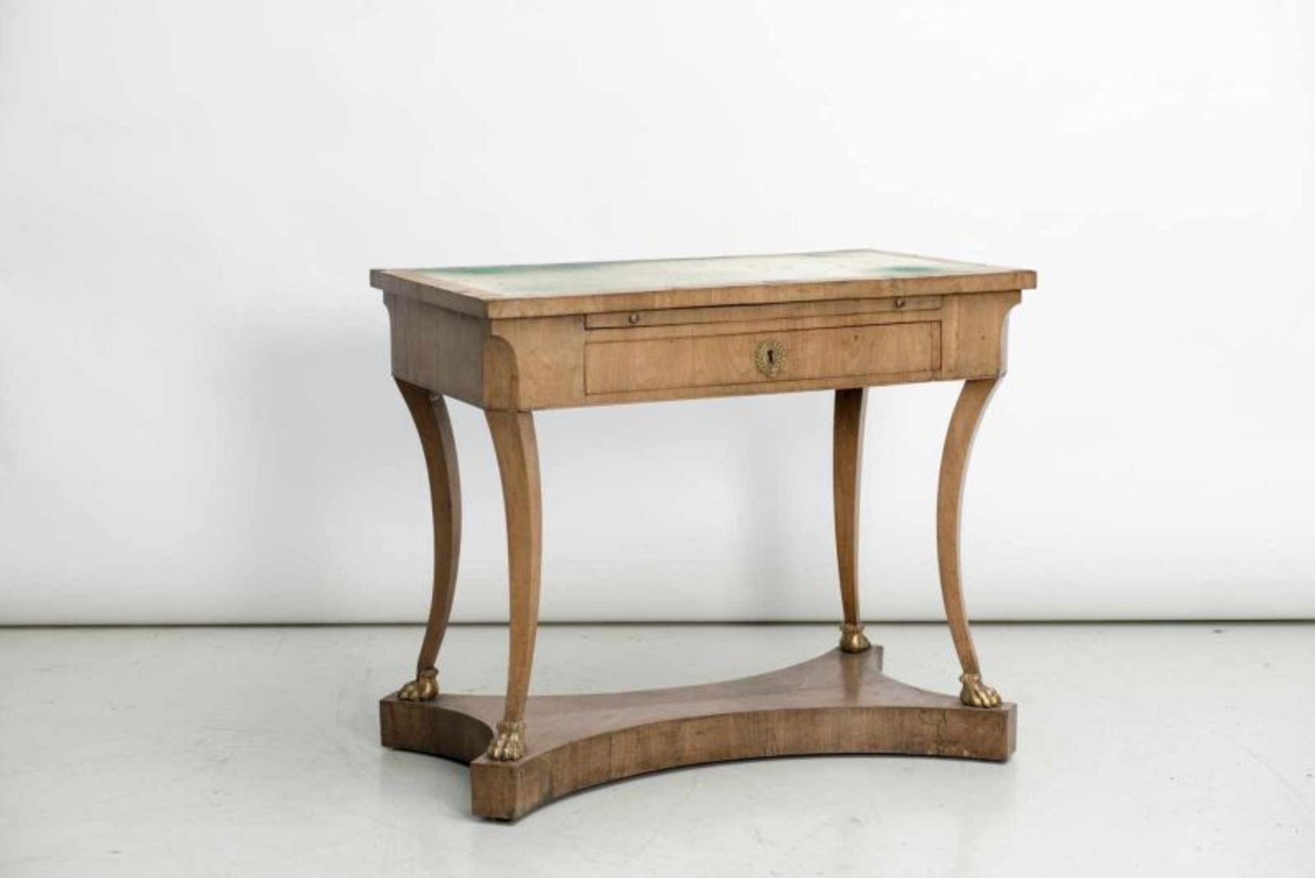 Table Charles X en placage de noyer à 4 pieds griffe. Table bureau Charles X en placage de noyer à 4