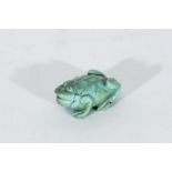 Grenouille en turquoise. Petit sujet en turquoise sculptée figurant une grenouille. Chine. H.