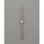 Broche barre en or gris .750 avec un diamant de taille ancienne de 0.15 pts. Poids : 3.5 g.