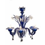 Lustre de Murano contemporain en verre bleu et blanc à 6 bras et fleurs. H. 72 & D. 80 cm.