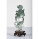 Figurine en jadéite verte représentant une flûtiste. H. 14.5x5.5x2.5 cm.