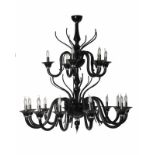 Grand lustre de Murano contemporain en verre noir. H. 150 & L. 125 cm. Condition: deux branches