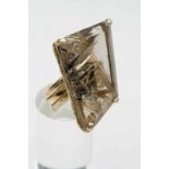 Sabine Gonard. Bague en quartz rutile, 2.5x3.8x1.5 cm, avec monture en or jaune 750 gravée à motif