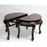 2 tables demi-lune en bois de huanghuali, bandeau à décor de chilong. 2 tables demi-lune en bois
