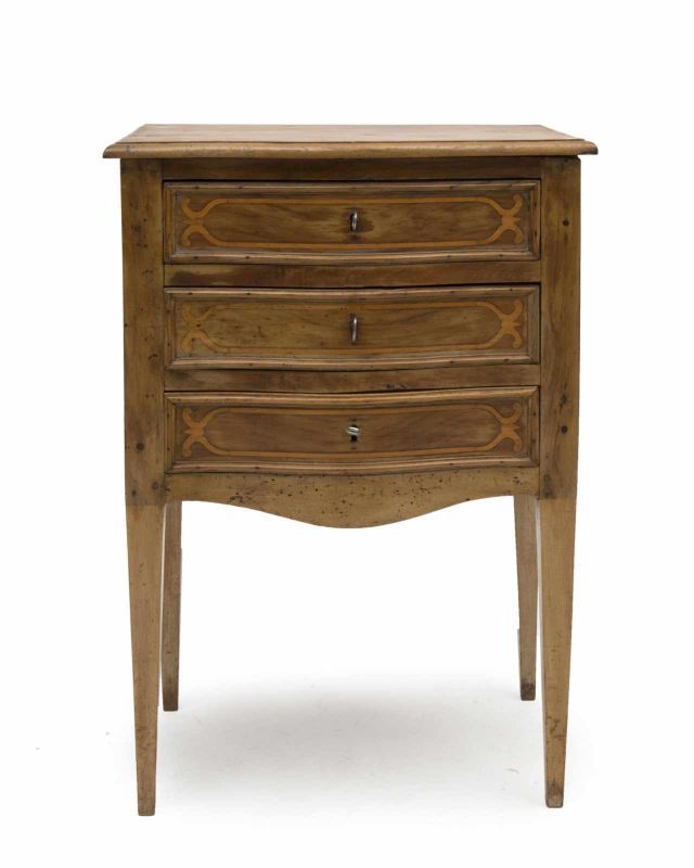 Petite commode à trois tiroirs en bois de fruitier sur 4 pieds fuseau de style Directoire. Petite