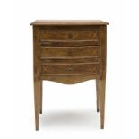 Petite commode à trois tiroirs en bois de fruitier sur 4 pieds fuseau de style Directoire. Petite