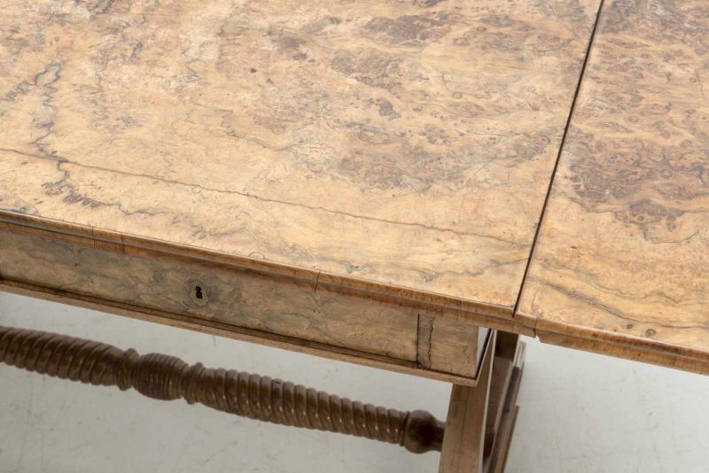 Table à oreille en ronce de noyer à 2 tiroirs dans le bandeau, pieds lyre. Table à oreille en - Image 2 of 4